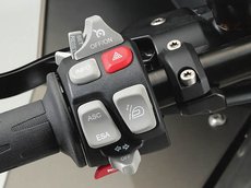 Здесь сгруппированы управление подвеской, регулировка ветрового стекла и круиз-контроль